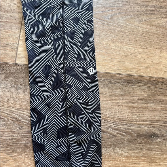 lululemon athletica Black & White Geometric Print Leggings - Picture 2 of 4
